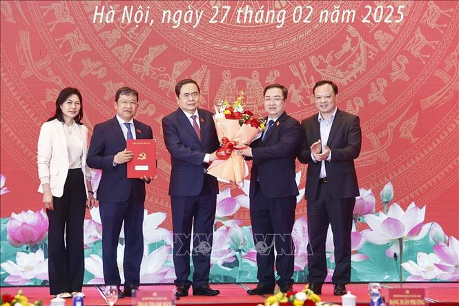 Trao quyết định thành lập 11 đảng bộ thuộc Đảng ủy Quốc hội Chú thích ảnh