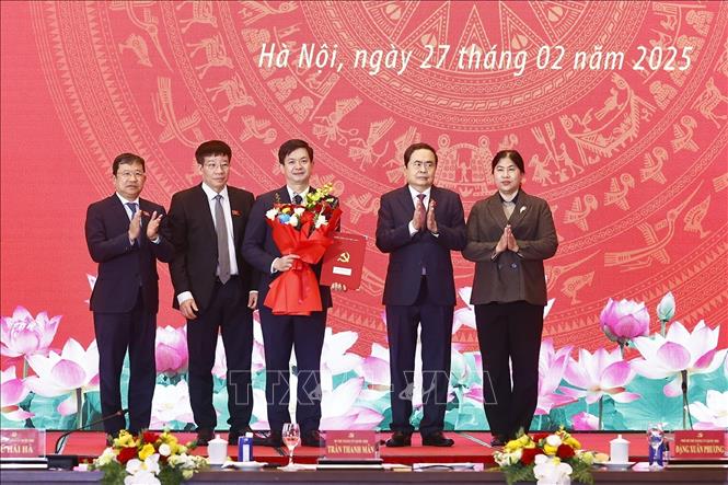 Trao quyết định thành lập 11 đảng bộ thuộc Đảng ủy Quốc hội Chú thích ảnh