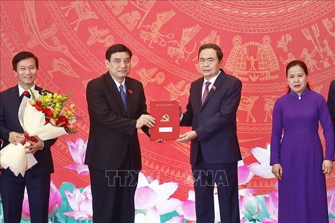 Trao quyết định thành lập 11 đảng bộ thuộc Đảng ủy Quốc hội Chú thích ảnh