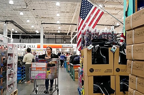 Mỹ: Thâm hụt thương mại tăng lên mức cao kỷ lục, chi tiêu tiêu dùng giảm