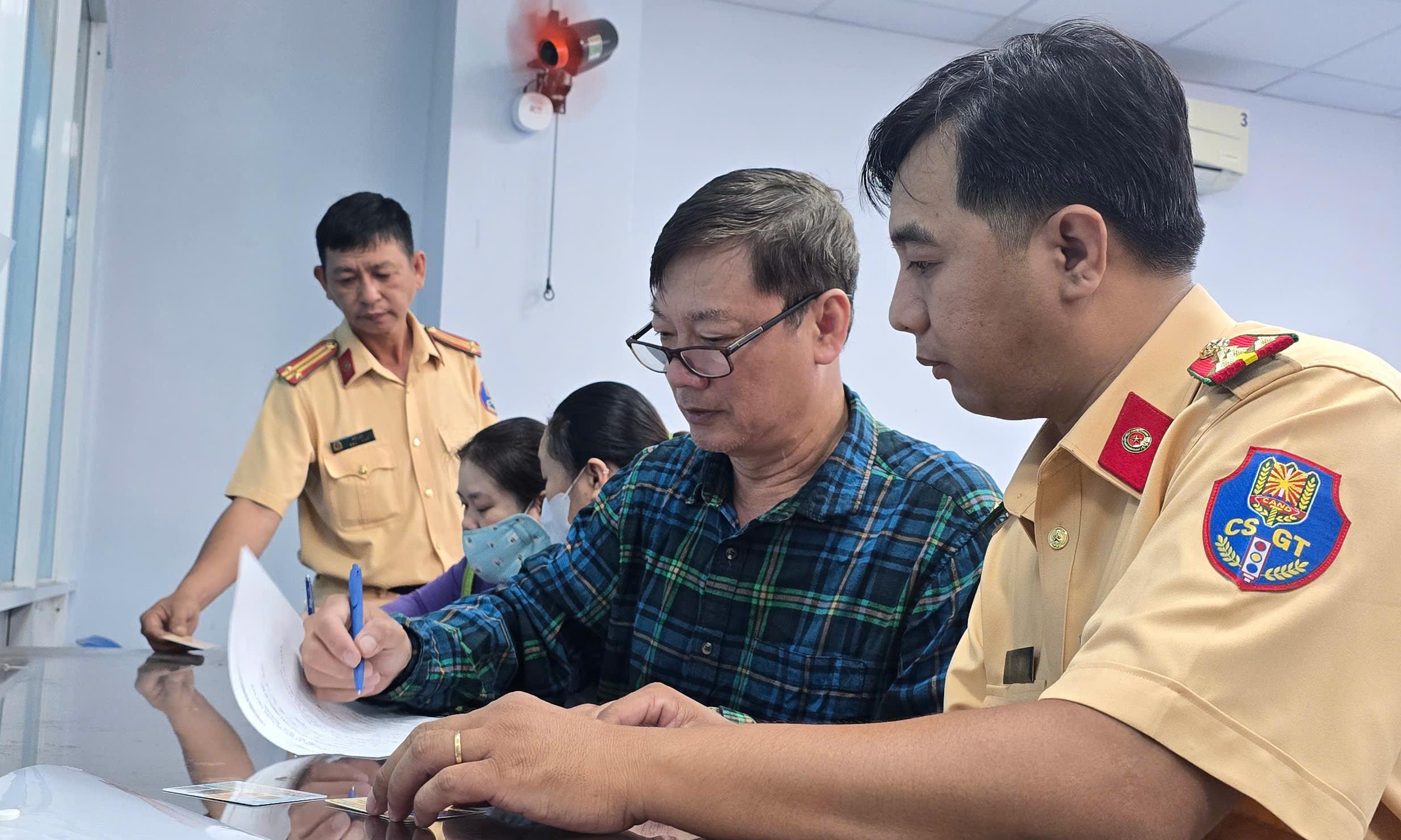 Cấp giấy hẹn để người dân tham gia giao thông khi chưa in được giấy phép lái xe