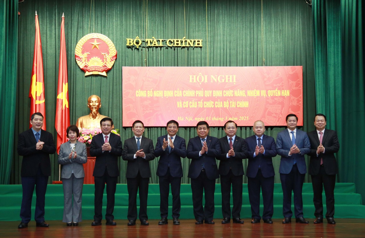 Phó Thủ tướng Chính phủ Hồ Đức Phớc (bên trái), Phó Thủ tướng Chính phủ Nguyễn Chí Dũng (bên phải) trao Quyết định và chúc mừng các tân Thứ trưởng Bộ Tài chính. Ảnh: Đức Minh.