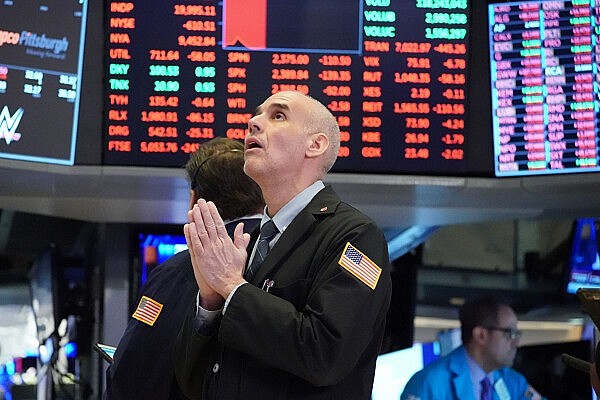 Phố Wall “đỏ lửa” sau quyết định áp thuế Mexico và Canada từ Trump Phố Wall “đỏ lửa” sau quyết định áp thuế Mexico và Canada từ Trump