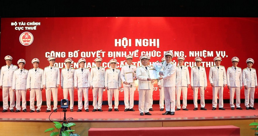 Cục Thuế trao quyết định bổ nhiệm 2 Chi cục trưởng Chi cục Thuế khu vực III và V