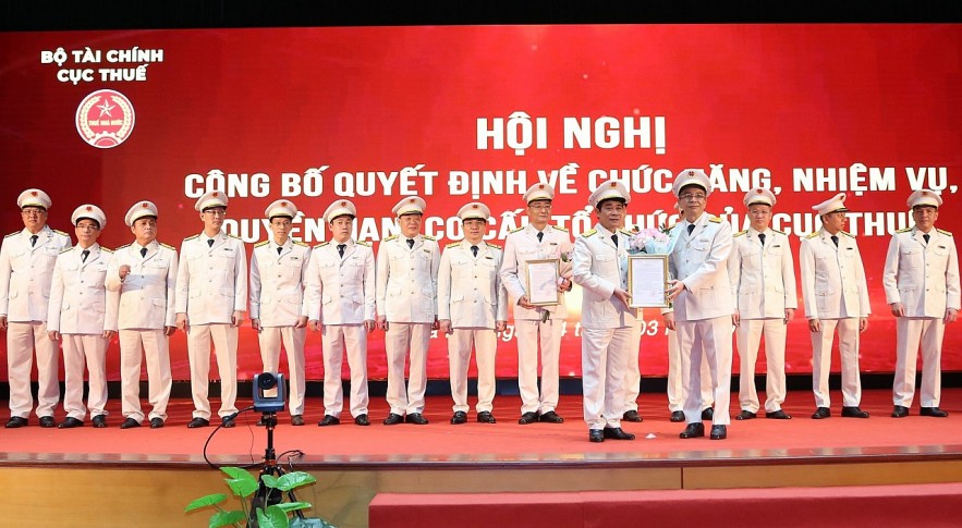 Cục Thuế trao quyết định bổ nhiệm 2 Chi cục trưởng Chi cục Thuế khu vực III và V