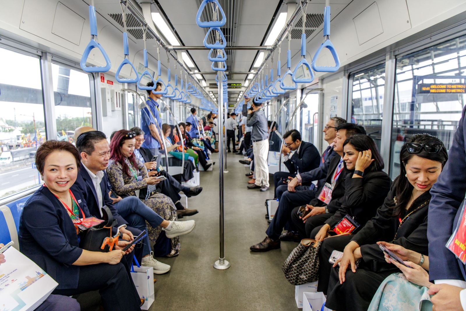 Đa dạng các hình thức thanh toán giúp người dân trải nghiệm metro Chú thích ảnh