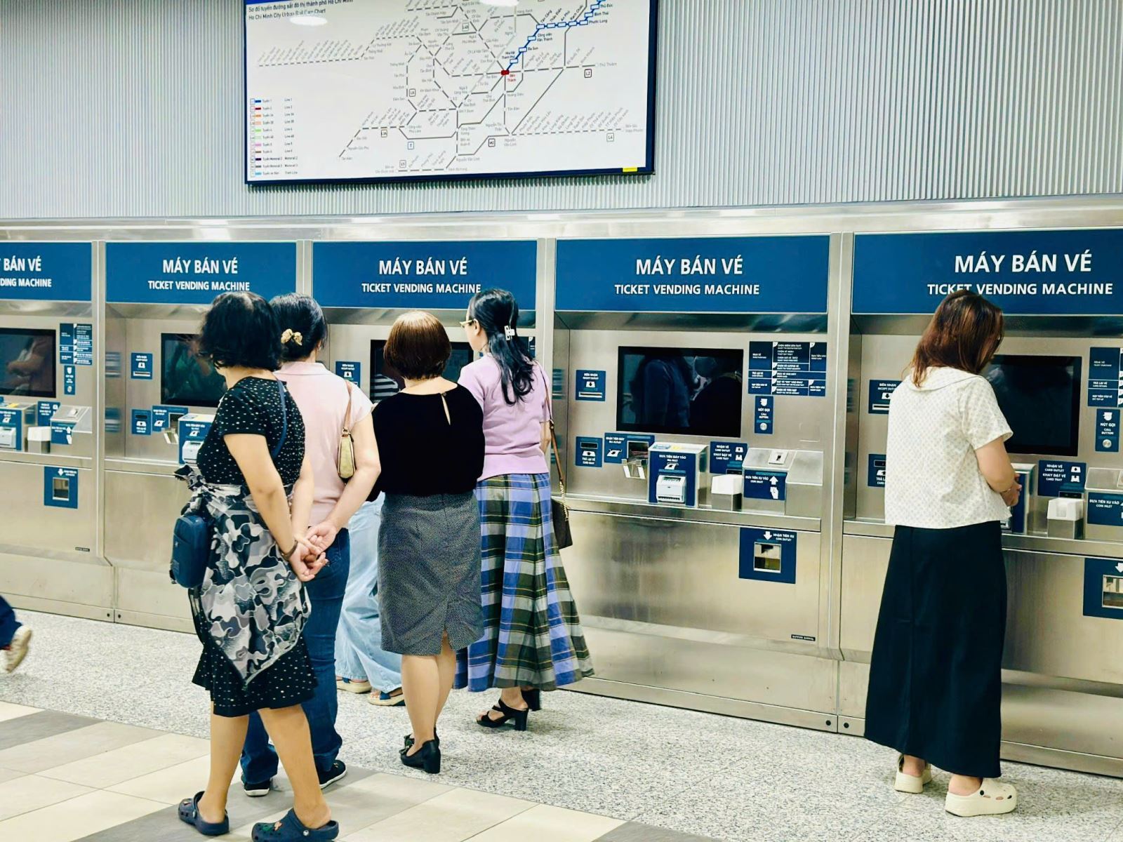 Đa dạng các hình thức thanh toán giúp người dân trải nghiệm metro Chú thích ảnh