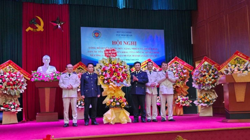 undefined Cục trưởng Cục Hải quan Nguyễn Văn Thọ (thứ 3 từ phải sang) tặng hoa chúc mừng tập thể lãnh đạo Chi cục Hải quan khu vực IV.
