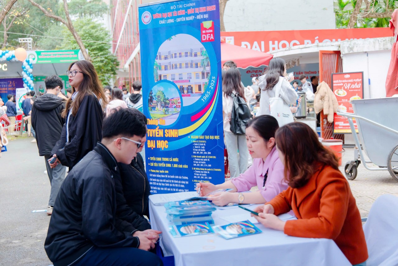 Trường Đại học Tài chính - quản trị kinh doanh sẽ tuyển sinh 1.000 sinh viên trong năm 2025 Trường Đại học Tài chính - quản trị kinh doanh sẽ tuyển sinh 1.000 sinh viên trong năm 2025