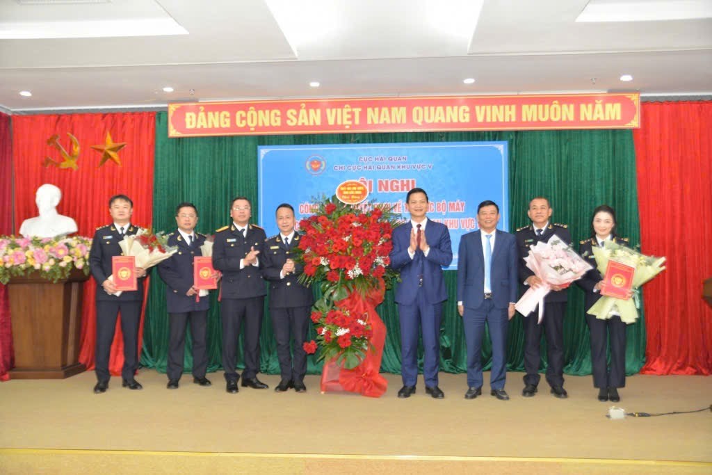 Lãnh đạo UBND tỉnh Bắc Ninh tặng hoa chúc mừng tập thể lãnh đạo Chi cục Hải quan khu vực V. Ảnh: Quang Hùng.