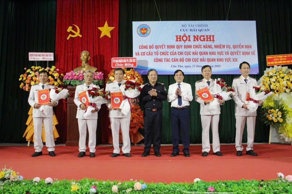 Công bố các quyết định nhân sự của Chi cục Hải quan khu vực V