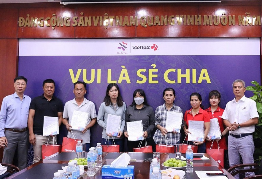 Lần đầu tiên tại Việt Nam, 2.728 người bán vé số được trao tặng bảo hiểm sức khỏe