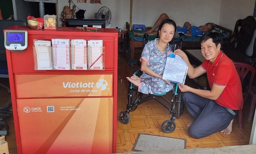 Lần đầu tiên tại Việt Nam, 2.728 người bán vé số được trao tặng bảo hiểm sức khỏe