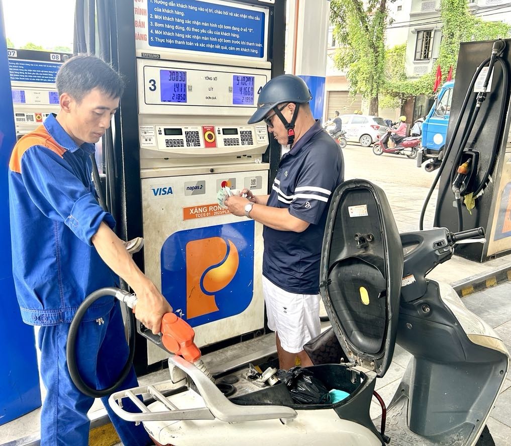 Giá xăng RON95-III quay đầu tăng vượt ngưỡng 20.000 đồng/lít