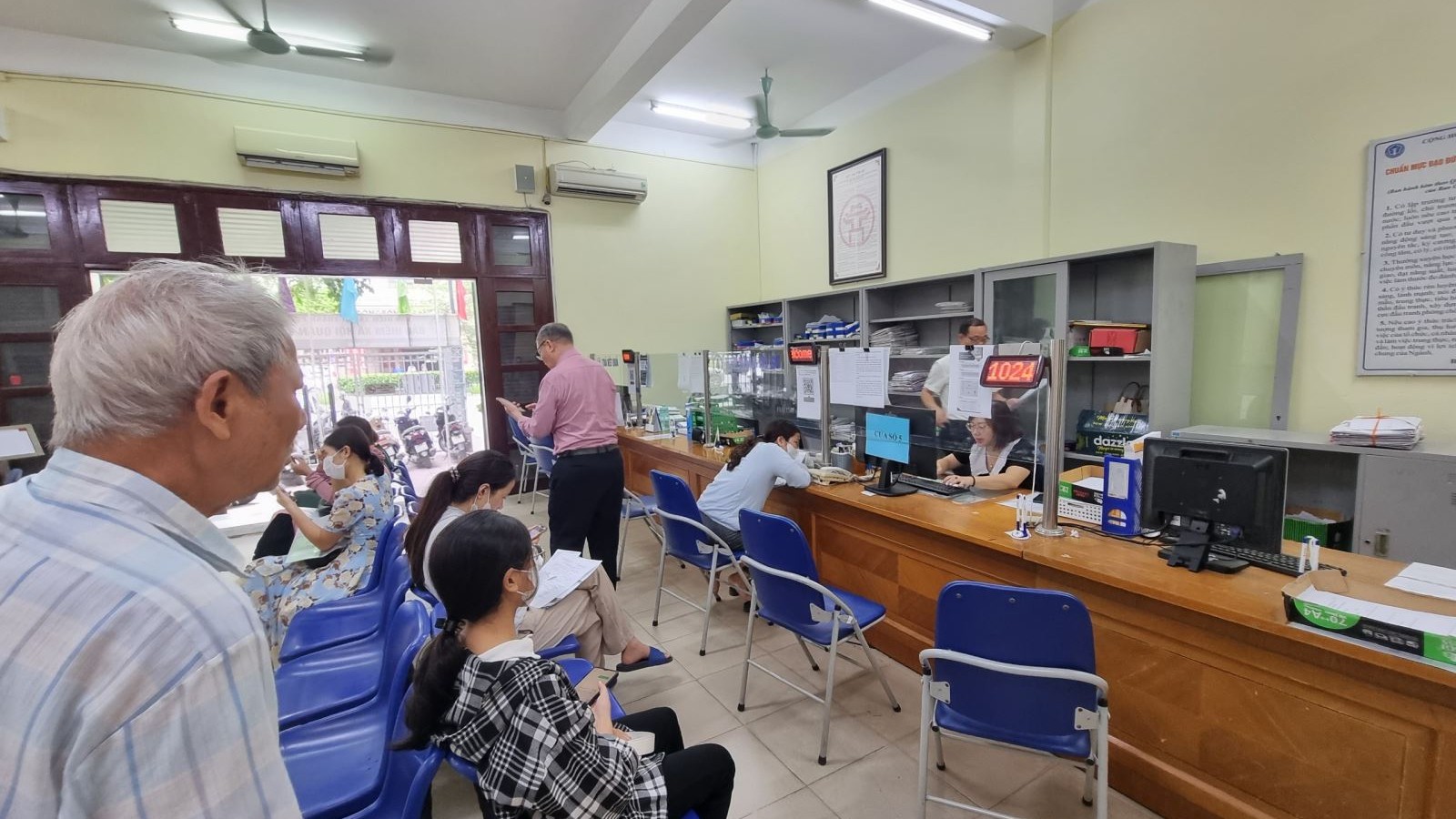 Chế độ nghỉ hưu trước tuổi áp dụng với nhóm cơ quan đơn vị nào?