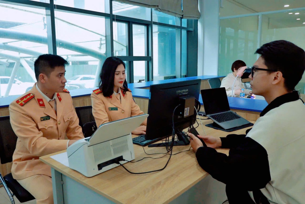 Hà Nội: Triển khai cấp, đổi giấy phép lái xe trực tuyến tại Trung tâm phục vụ hành chính công CSGT Hà Nội tiếp nhận gần 15.000 hồ sơ cấp, đổi giấy phép lái xe