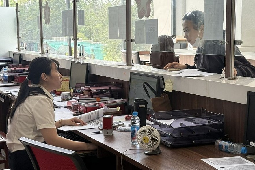 Tìm hiểu thông tin chính sách thuế tại Bộ phận một cửa Chi cục Thuế khu vực XV ở Đồng Nai. Ảnh: Đỗ Doãn