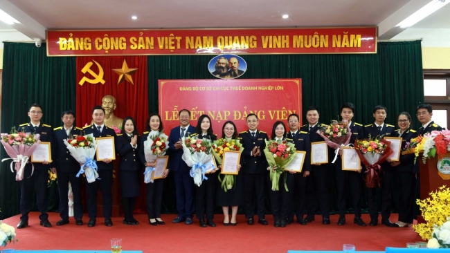 Chi cục Thuế Doanh nghiệp lớn tổ chức kết nạp đảng viên mới tại An toàn khu Định Hóa
