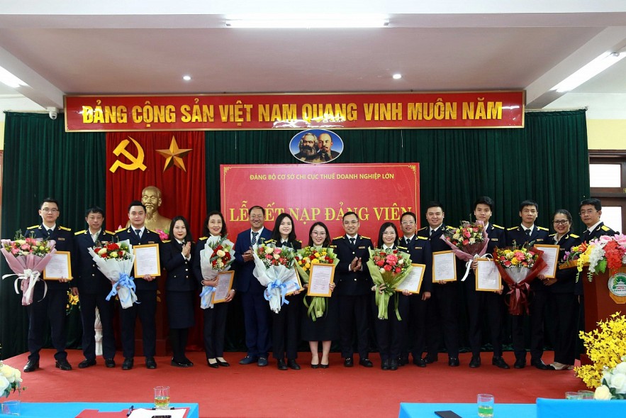 Chi cục Thuế Doanh nghiệp lớn tổ chức kết nạp đảng viên mới tại An toàn khu Định Hóa Chi cục Thuế Doanh nghiệp lớn tổ chức kết nạp đảng viên mới tại An toàn khu Định Hóa