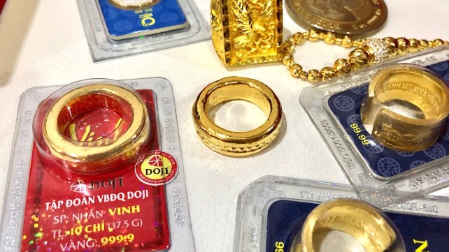 Giá vàng hôm nay (27/3): Thế giới giảm nhẹ, vàng nhẫn đạt mốc 99 triệu đồng/lượng