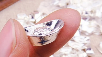 Ngày 27/3: Giá bạc thế giới giảm nhẹ, trong nước nối dài chuỗi tăng