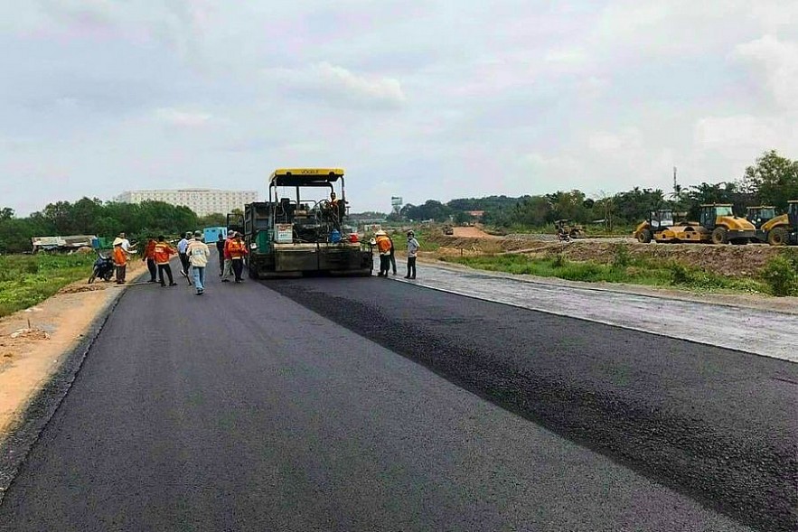 Một đoạn đường Hương Lộ 2 đang được gấp rút thi công. Ảnh: Việt Dũng. Một đoạn đường Hương Lộ 2 đang được gấp rút thi công. Ảnh: Việt Dũng.