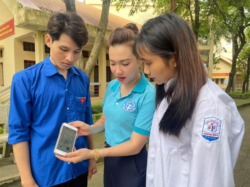 Dự kiến nguồn ngân sách nhà nước sẽ tăng thêm 3.700 tỷ đồng để nâng mức hỗ trợ đóng bảo hiểm y tế cho học sinh Tuyên truyền tham gia bảo hiểm y tế cho học sinh. Ảnh: Duy Nguyễn.