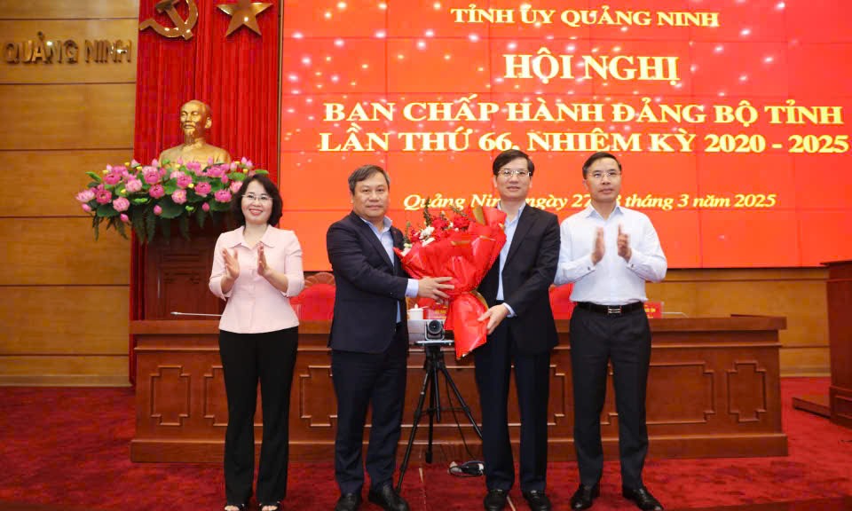 Ông Vũ Quyết Tiến (thứ ba từ trái sang) nhận hoa chúc mừng của Bí thư Tỉnh ủy Quảng Ninh.. Ảnh T.D