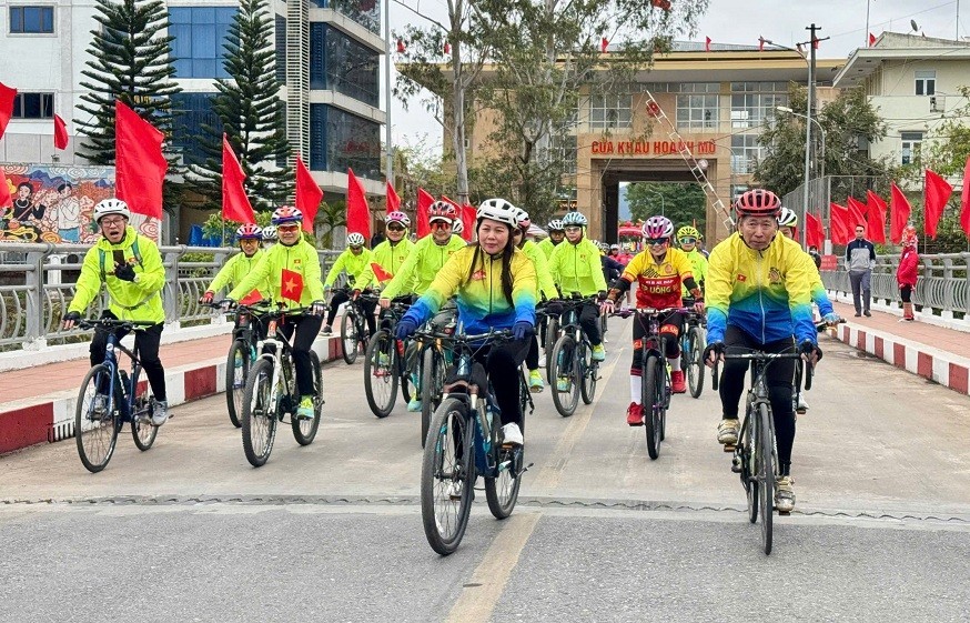 Hàng trăm vận động viên tham gia đạp xe đạp hữu nghị qua biên giới Việt - Trung