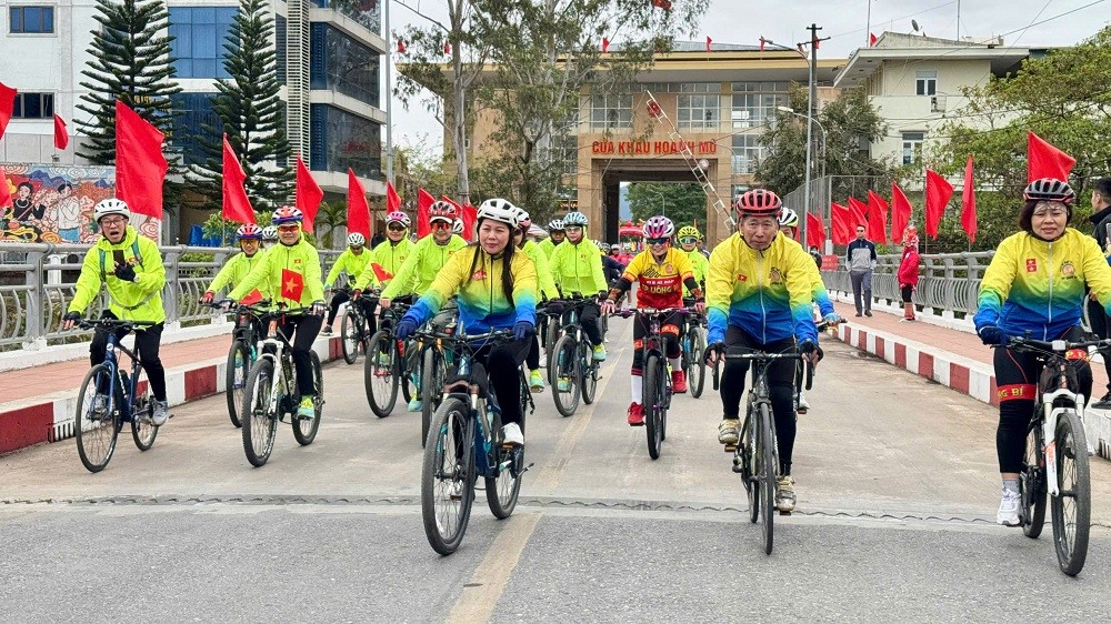 Hàng trăm vận động viên tham gia đạp xe đạp hữu nghị qua biên giới Việt - Trung