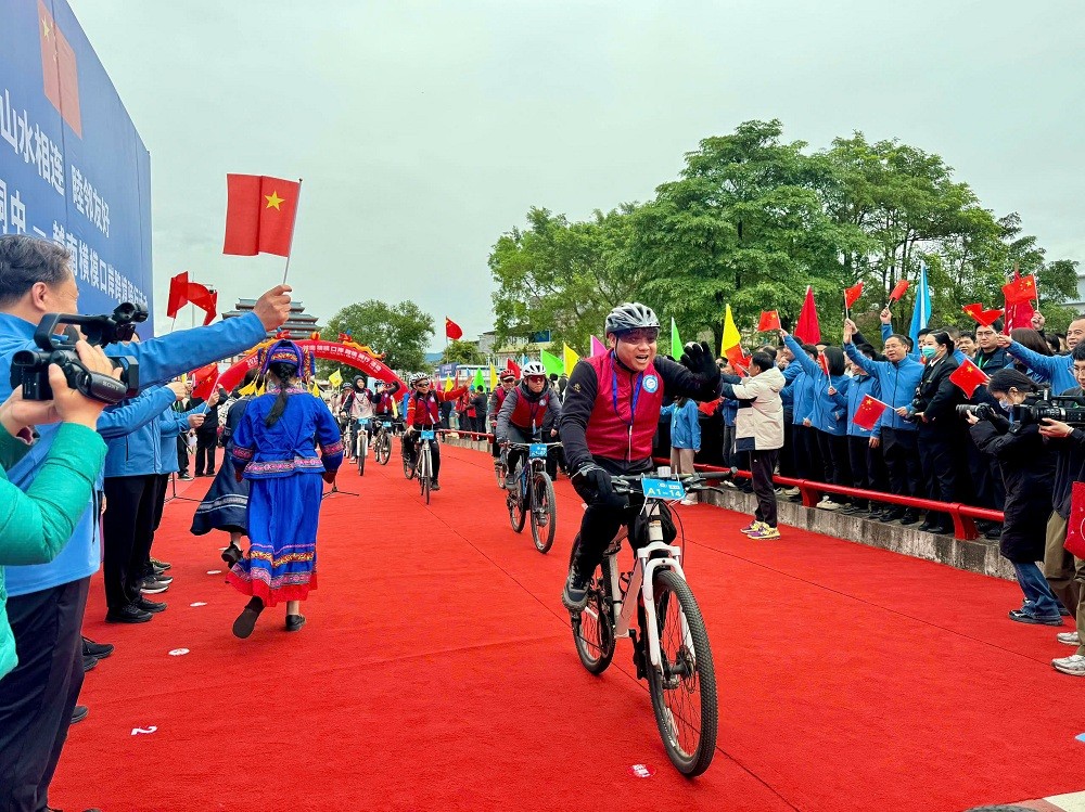 Hàng trăm vận động viên tham gia đạp xe đạp hữu nghị qua biên giới Việt - Trung