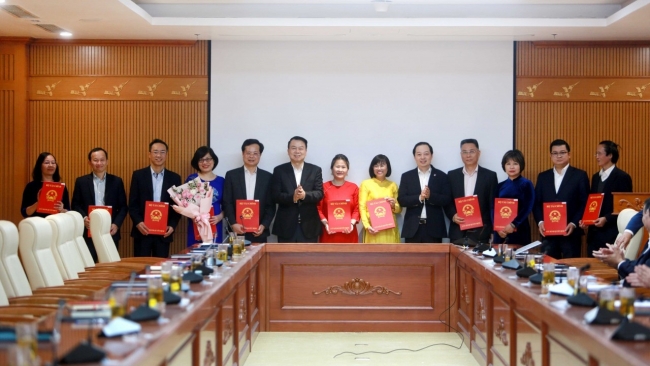 Công bố các quyết định nhân sự lãnh đạo và chi ủy Cục Quản lý nợ và kinh tế đối ngoại