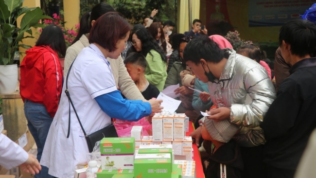 Cục Quản lý, giám sát bảo hiểm phối hợp Bệnh viên Nhi trung ương trao quà cho trẻ em vùng cao Hà Giang