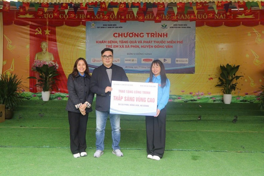 Cục Quản lý, giám sát bảo hiểm phối hợp Bệnh viên Nhi trung ương trao quà cho trẻ em vùng cao Hà Giang