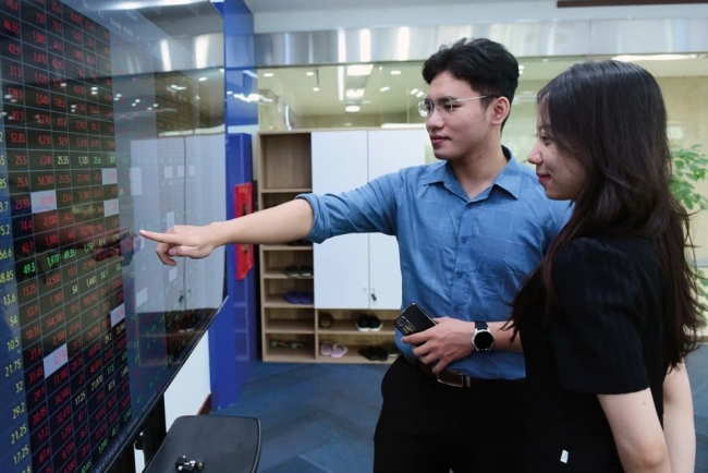 Cuộc đua tăng vốn của các công ty chứng khoán đón “sóng” nâng hạng