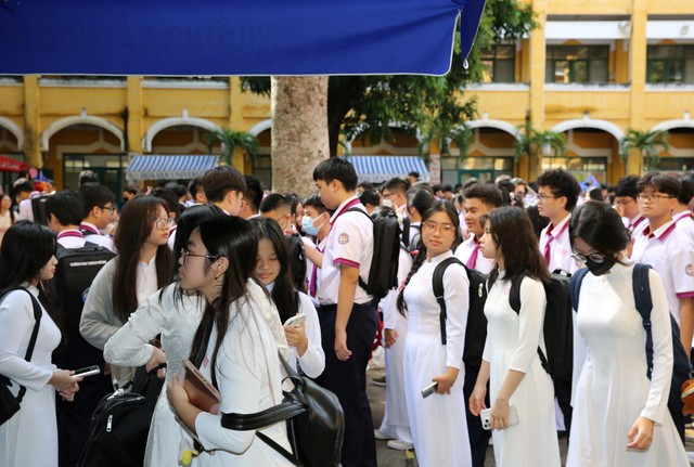 TPHCM ban hành hướng dẫn miễn học phí trên địa bàn- Ảnh 1.