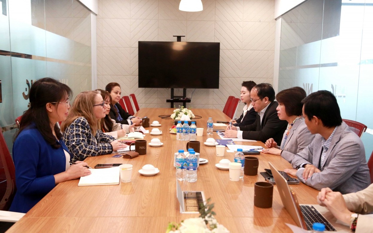 Thứ trưởng Bộ Tài chính Nguyễn Thị Bích Ngọc tiếp Phó Chủ tịch Tập đoàn Intel Sarah Kemp