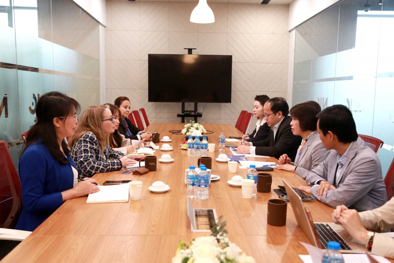 Thứ trưởng Bộ Tài chính Nguyễn Thị Bích Ngọc tiếp Phó Chủ tịch Tập đoàn Intel Sarah Kemp