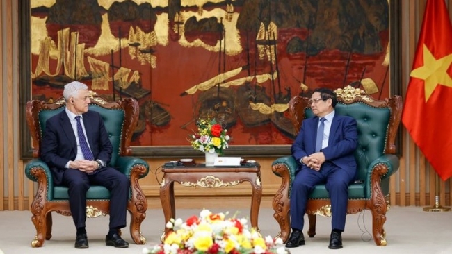 Thủ tướng đề nghị Standard Chartered hỗ trợ Việt Nam xây dựng các trung tâm tài chính quốc tế