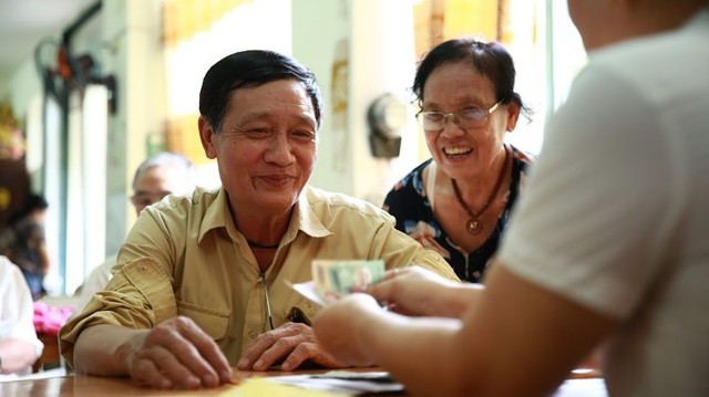 Tiền lương tháng để tính hưởng chính sách về hưu trước tuổi do sắp xếp bộ máy?