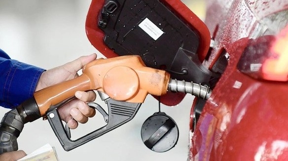 Từ 15 giờ hôm nay, xăng RON95 tăng 495 đồng/lít