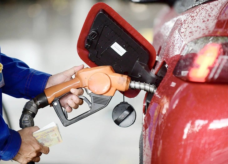 Xăng RON95 tăng 495 đồng/lít Xăng RON95 tăng 495 đồng/lít