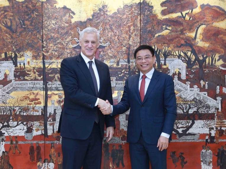 Bộ trưởng Nguyễn Văn Thắng tiếp Tổng Giám đốc Tập đoàn Standard Chartered Bill Winter