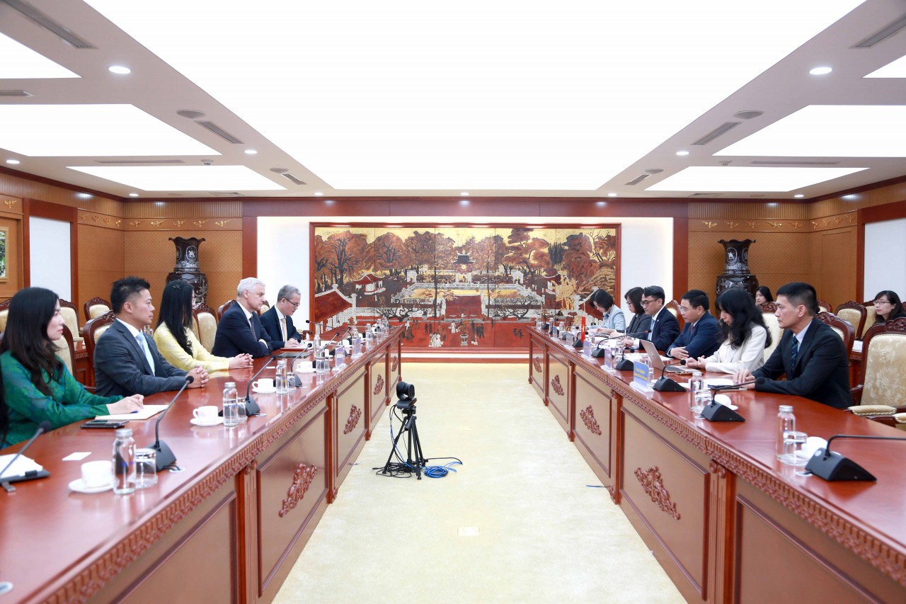 Bộ trưởng Nguyễn Văn Thắng tiếp Tổng Giám đốc Tập đoàn Standard Chartered Bill Winter Bộ trưởng Nguyễn Văn Thắng tiếp Tổng Giám đốc Tập đoàn Standard Chartered Bill Winter