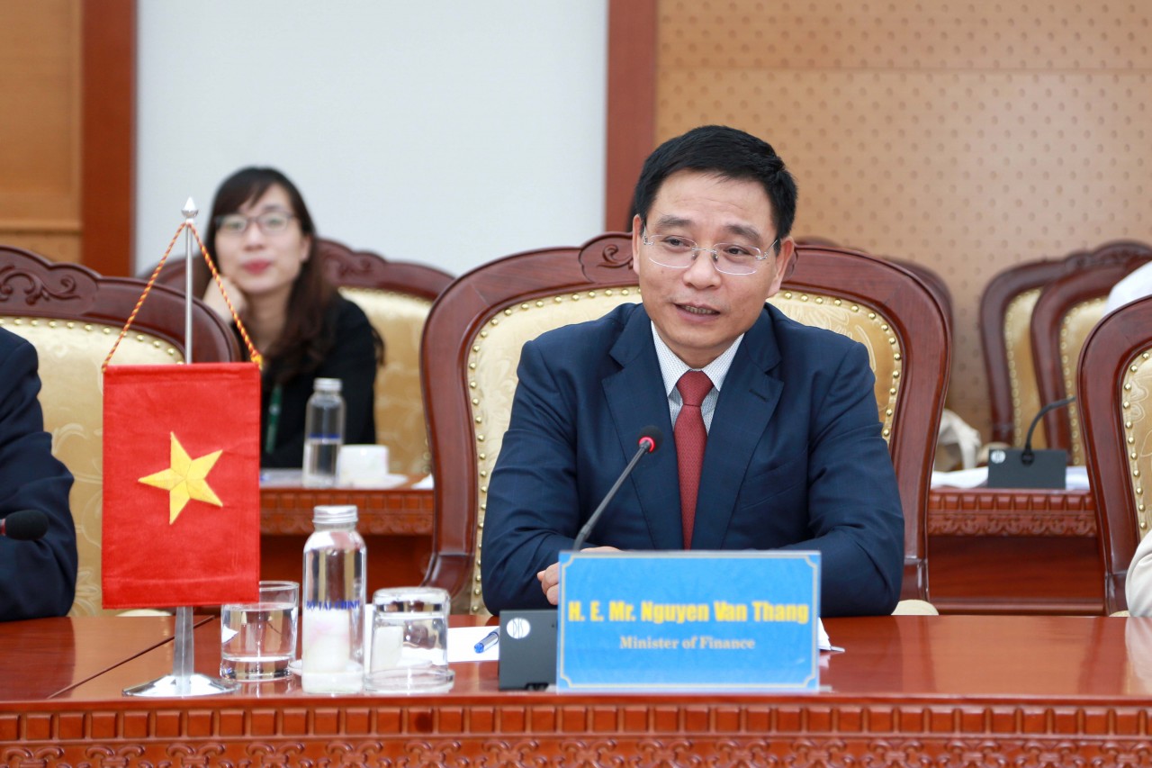 Bộ trưởng Nguyễn Văn Thắng tiếp Tổng Giám đốc Tập đoàn Standard Chartered Bill Winter Bộ trưởng Nguyễn Văn Thắng tiếp Tổng Giám đốc Tập đoàn Standard Chartered Bill Winter