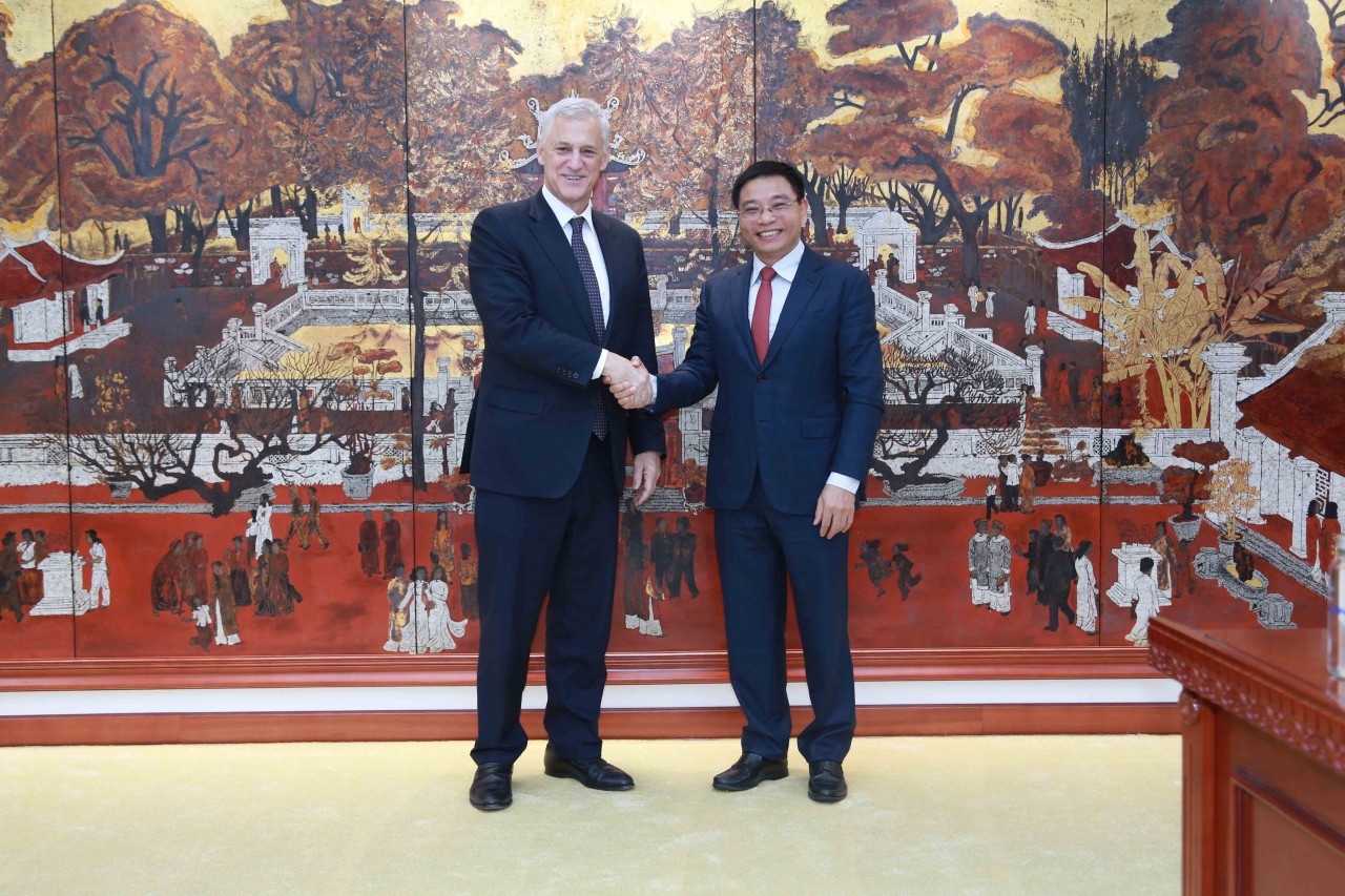 Bộ trưởng Nguyễn Văn Thắng tiếp Tổng Giám đốc Tập đoàn Standard Chartered Bill Winter Bộ trưởng Nguyễn Văn Thắng tiếp Tổng Giám đốc Tập đoàn Standard Chartered Bill Winter