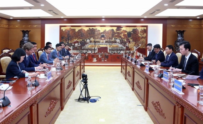 Bộ trưởng Nguyễn Văn Thắng tiếp Chủ tịch Tập đoàn A.P. Moller Holding Robert Maersk Uggla