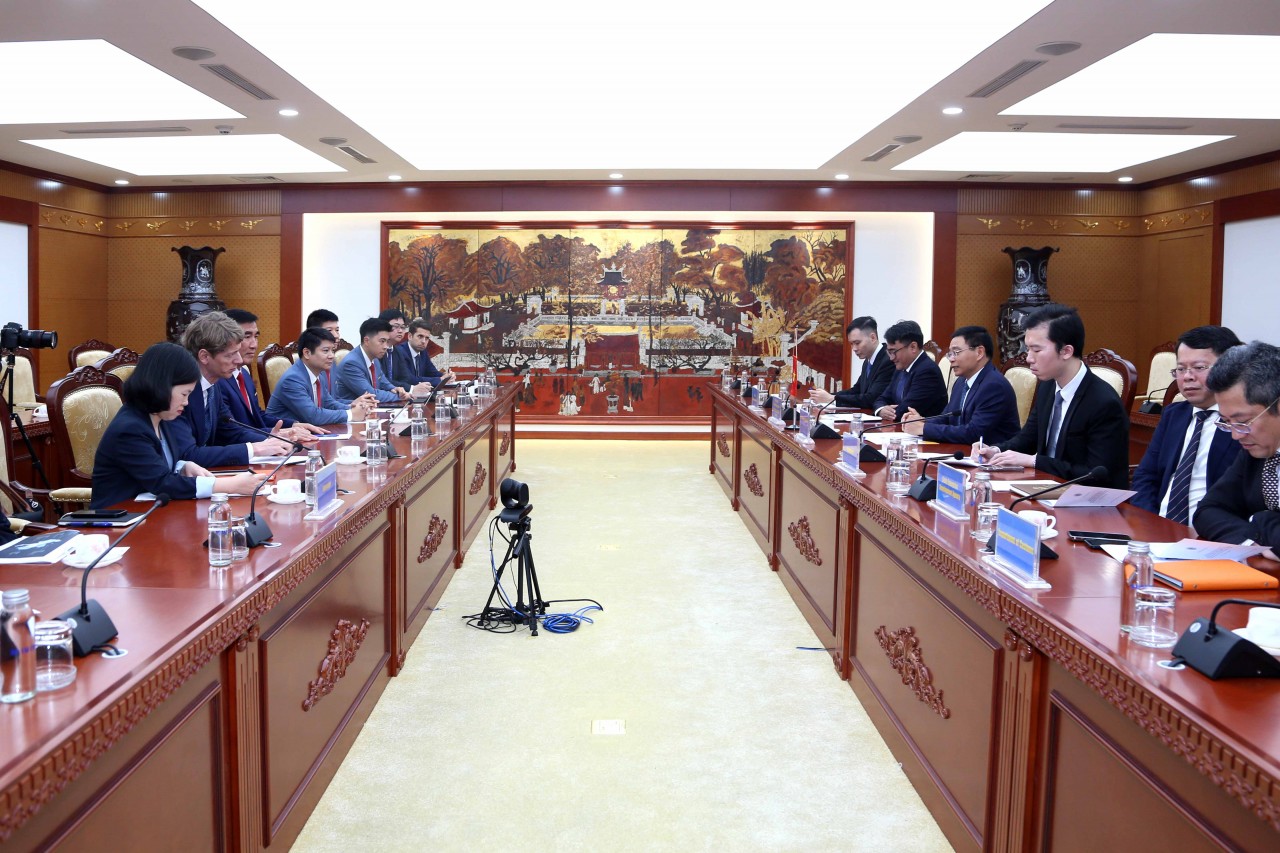 Bộ trưởng Nguyễn Văn Thắng tiếp Chủ tịch Tập đoàn A.P. Moller Holding Robert Maersk Uggla