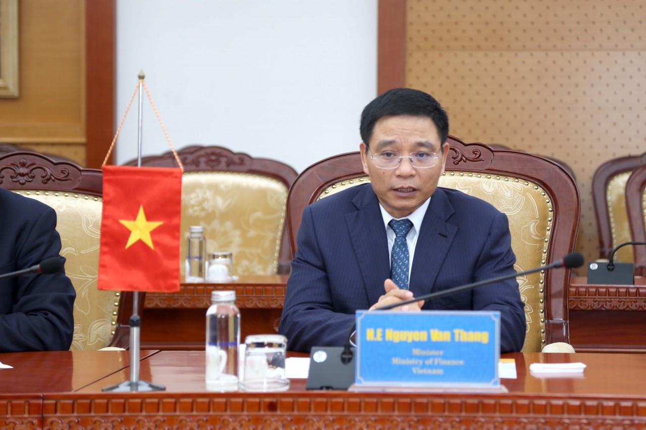 Bộ trưởng Nguyễn Văn Thắng tiếp Chủ tịch Tập đoàn A.P. Moller Holding Robert Maersk Uggla