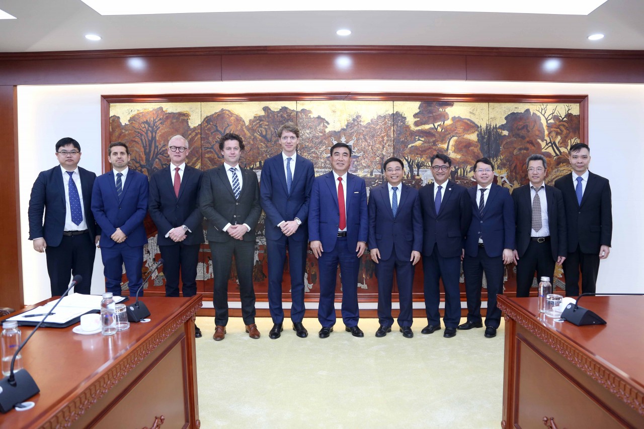 Bộ trưởng Nguyễn Văn Thắng tiếp Chủ tịch Tập đoàn A.P. Moller Holding Robert Maersk Uggla